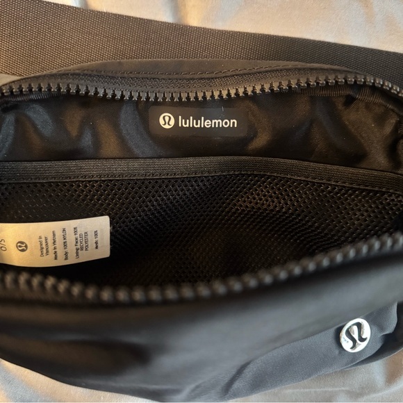 lululemon Everywhere 1L Black Belt Bag - Picture 4 of 10